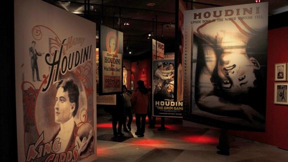 Carteles en la exposición de Houdini.