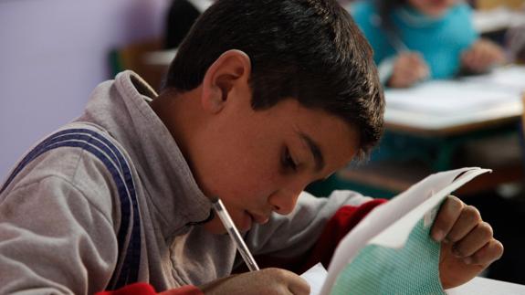 Un niño en la escuela.