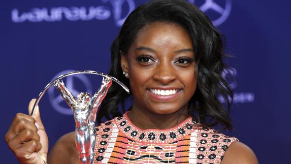 Simone Biles posa con el galardón. 