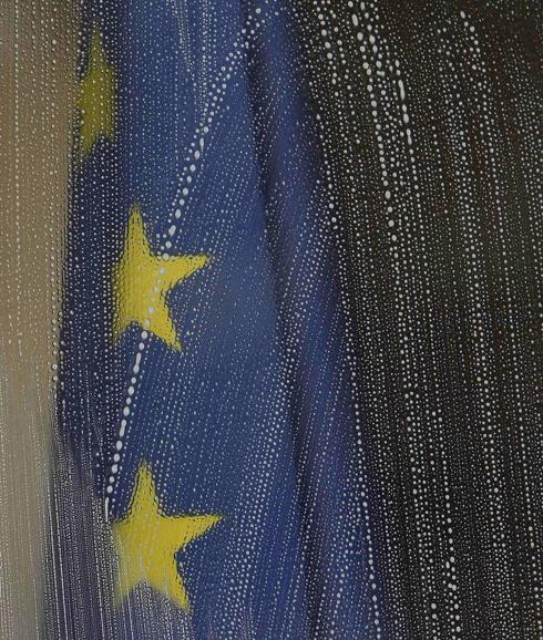 Una bandera de la UE, tras un cristal enjabonado.