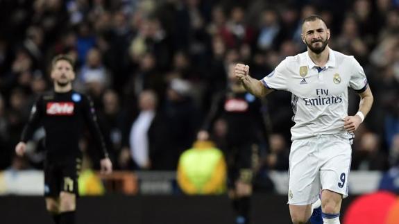 Karim Benzema celebra su gol al Nápoles. 