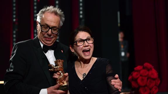 Ildiko Enyedi (d), directora de 'On Body and Soul'', posa con el Oso de Oro junto a Dieter Kosslick, director de la Berlinale.