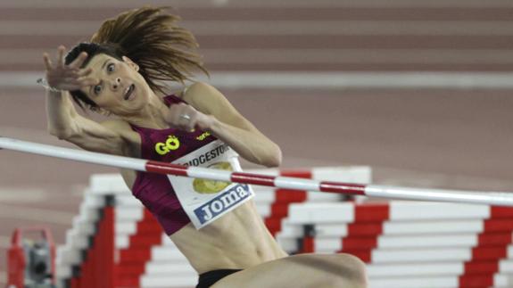 La atleta cántabra Ruth Beitia, durante su salto de altura. 