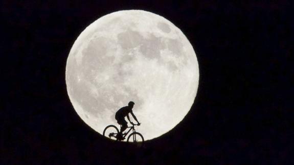 Silueta de un ciclista en la Luna.