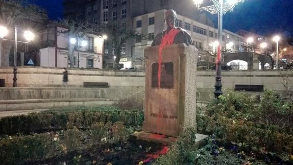 El busto de Fraga asaltado en Vilalba (Lugo).