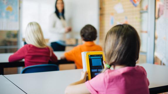 Una niña estudia con la tablet de Snappet en clase.