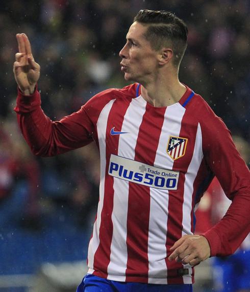 Fernando Torres celebra un gol. 