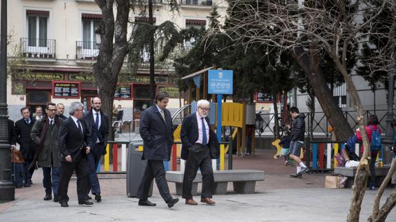 Miembros de la patronal a su llegada a la reunión con sindicatos de los estibadores.