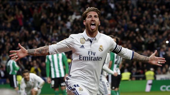 Sergio Ramos celebra su gol ante el Betis. 