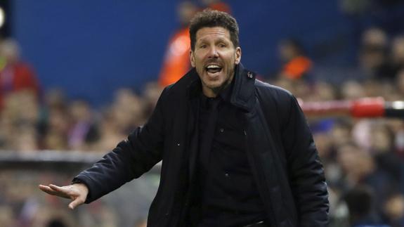 Simeone da indicaciones durante el encuentro ante el Leverkusen. 