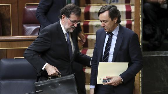 Mariano Rajoy, junto al portavoz del Grupo Popular, Rafael Hernando, en el Hemiciclo. 