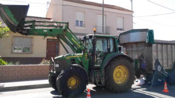 El cuerpo de la anciana junto al tractor.