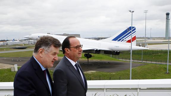 François Hollande (d), en el aeropuerto Roissy Charles de Gaulle.