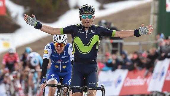 Valverde festeja su triunfo en la estación de La Molina. 