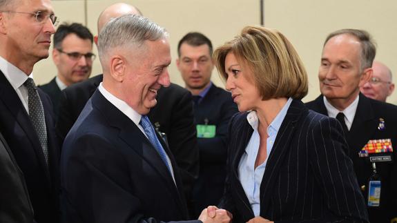 María Dolores de Cospedal saluda a James Mattis en Bruselas.