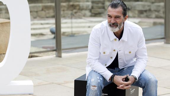 Antonio Banderas posa frente al Teatro Romano de Málaga.