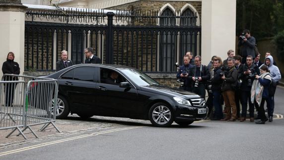 Un coche abandona el cementerio de Highgate. 