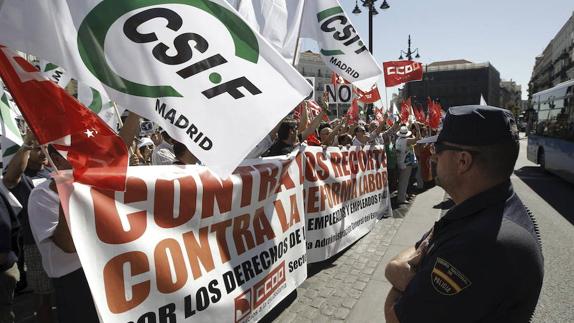 Manifestantes en una concentración de funcionarios. 