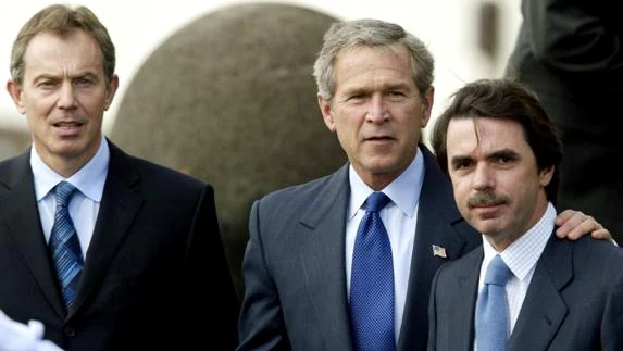 Blair (i), W. Bush (c) y Aznar, en la famosa foto de las Azores. 