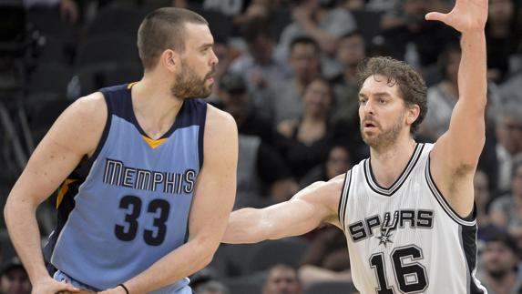 Pau y Marc Gasol, durante el partido. 