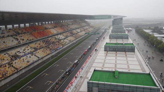 La niebla cubre el circuito de Shanghái. 