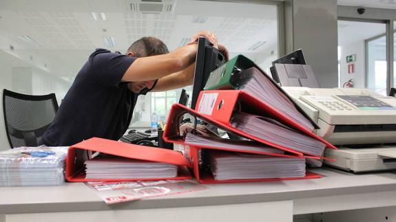 Hombre abatido en el trabajo.