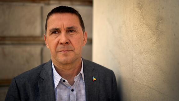 Otegi posa en Bilbao. 