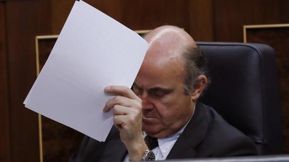 Luis de Guindos, durante en el pleno del Congreso de los Diputados. 