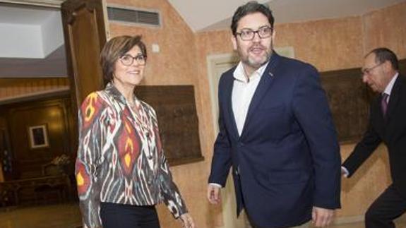 La presidenta de la Asamblea Regional, Rosa Peñalver, y el portavoz de C's, Miguel Sánchez.