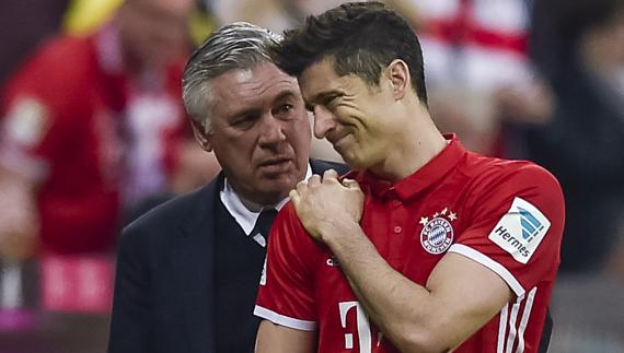 Lewandowski, junto a Ancelotti. 