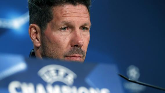 Simeone, con gesto serio en rueda de prensa. 