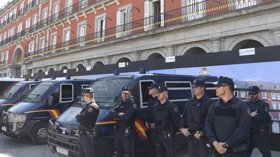 Policías desplegados en la Plaza Mayor. 