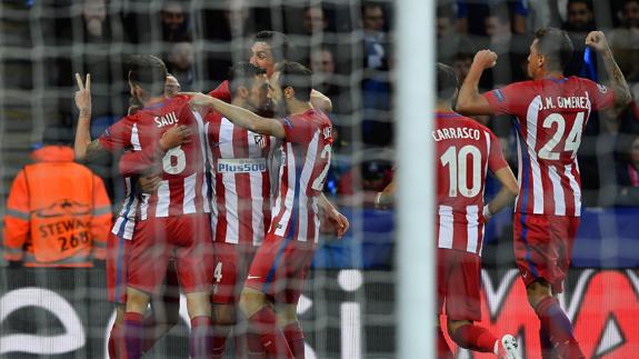 Los jugadores del Atlético celebran el gol de Saúl. 