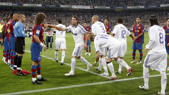 El Barça haciendo pasillo al Real Madrid en un clásico en el Bernabéu. 