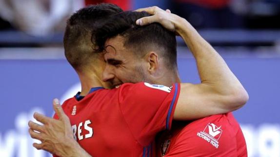 Los jugadores de Osasuna Kenan Kodro (d) y Roberto Torres (i) 