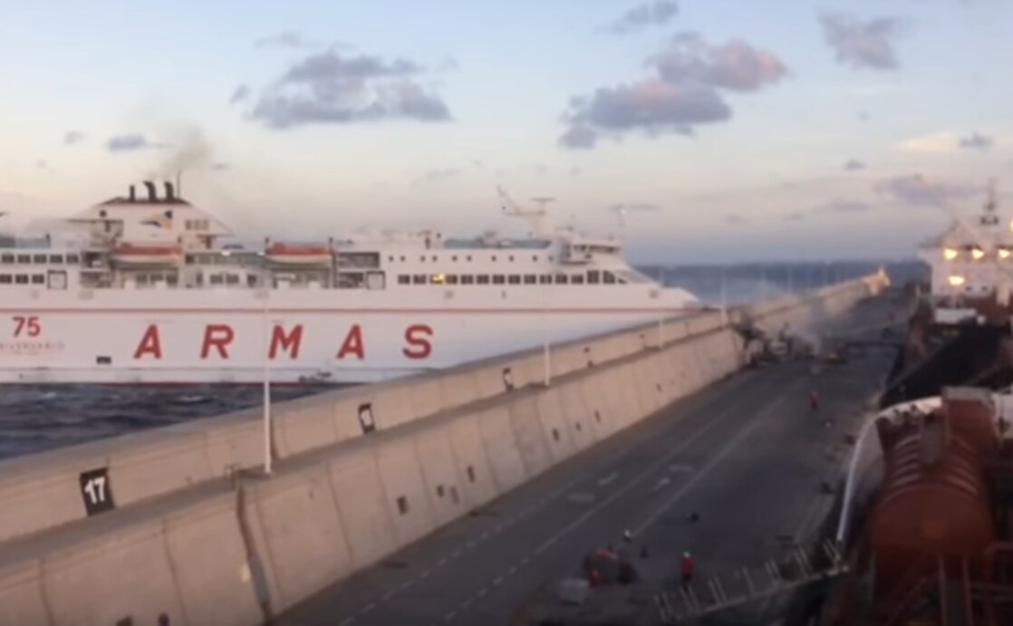 Momento del choque del ferry contra un espigón del puerto de Las Palmas.