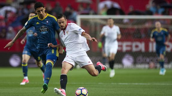 Sarabia conduce el balón ante la oposición del 'Tucu' Hernández. 