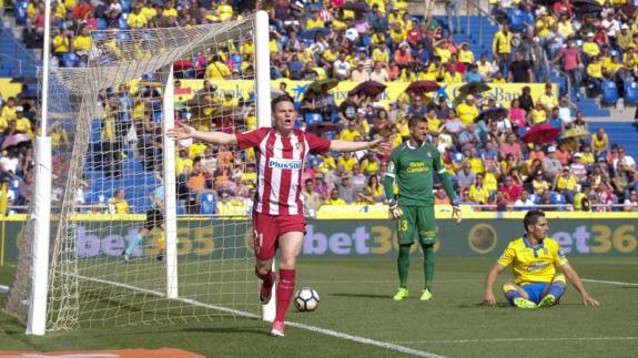 Gameiro celebra uno de sus goles. 