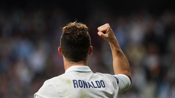 Cristiano Ronaldo  celebra uno de sus tres goles al Atlético. 