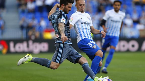 Planas golpea el balón ante Ontiveros. 