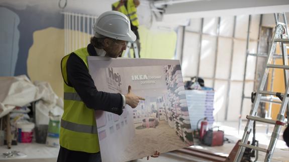 Lorenzo Meazza, responsable de interiorismo, muestra una imagen de la futura tienda. 