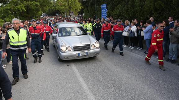 Vista del coche fúnebre que transportó los restos mortales del ciclista italiano Michele Scarponi. 