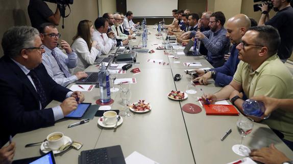 Reunión entre sindicatos de estibadores y patronal. 