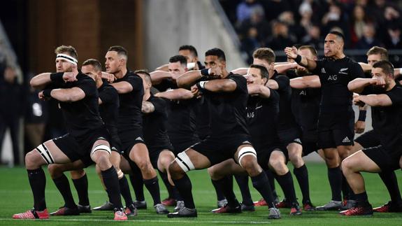 Los All Blacks haciendo su tradicional haka. 