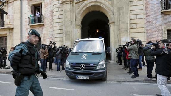 Furgón de la Guardia Civil con los cabecillas de la trama 'Gürtel'.