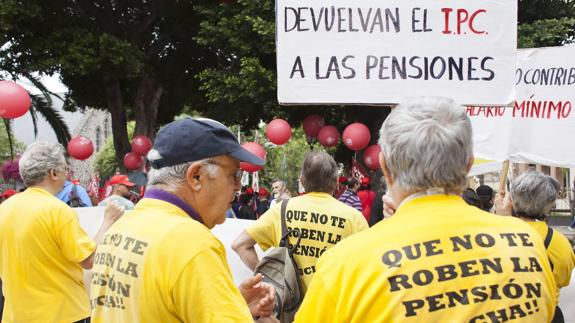 Pensionistas participan en una manifestación.