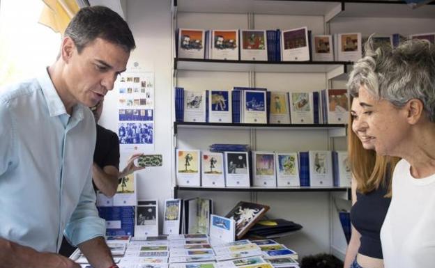 Pedro Sánchez opina sobre Moix en la Feria del Libro de Madrid.