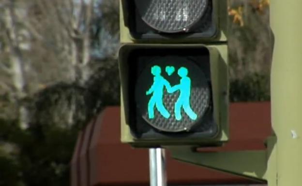 Madrid instala semáforos con parejas homosexuales