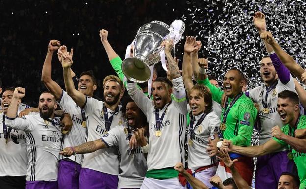 Los futbolistas del Real Madrid alzan la 'orejona' en Cardiff. 