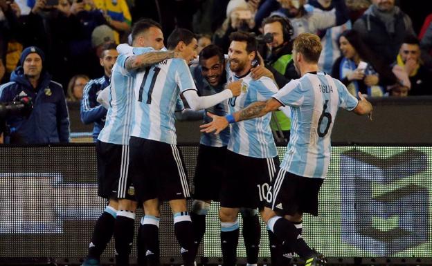 Los jugadores de Argentina celebran el gol de Mercado. 